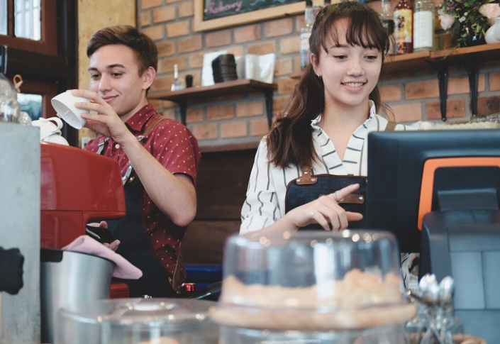 Rahasia Sukses Bisnis F&B: Dapur Rumahan ke Omzet Jutaan